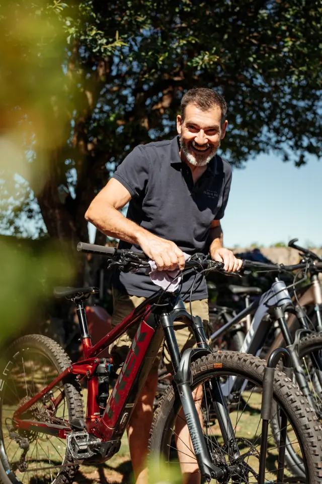 Dominique, fondateur de Huelgoat Évasion, souriant à côté d'un VTT électrique